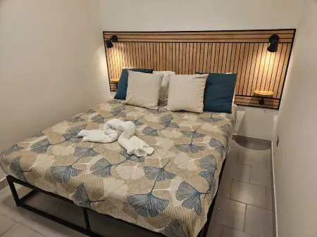 Newly renovated apartment, 50 meters from the beaches, in the city center