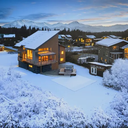 Alaska Slopes | Hot Tub, Gym & Guest House