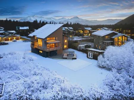 Modern Girdwood House w/ Hot Tub, Sauna, and Fire Place Отели рядом с достопримечательностью «Round House Museum»