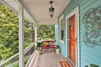 Charming Abode w/ Patio - Walk to Town + River! - Homestays