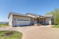 Charming Edgemont Home w/ Deck & Lake Views! - 3-Star