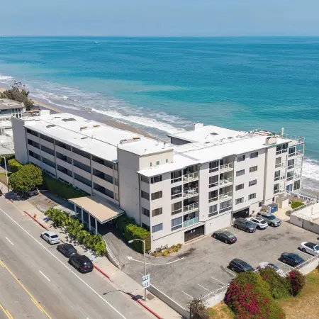 Oceanfront Gem w/ Balcony, Pool, Hot Tub & Carbon Beach Access Bluewater Haven by Avantstay