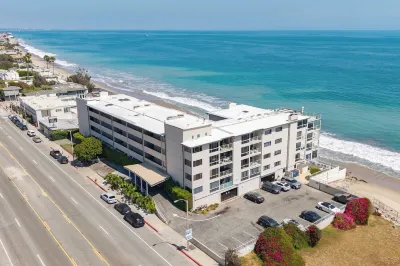 Oceanfront Gem w/ Balcony, Pool, Hot Tub & Carbon Beach Access Bluewater Haven by Avantstay Hotels near Pepperdine University