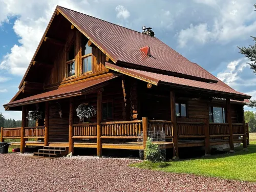 Amazing mountain views, daily wildlife show and a cozy log house for serenity.
