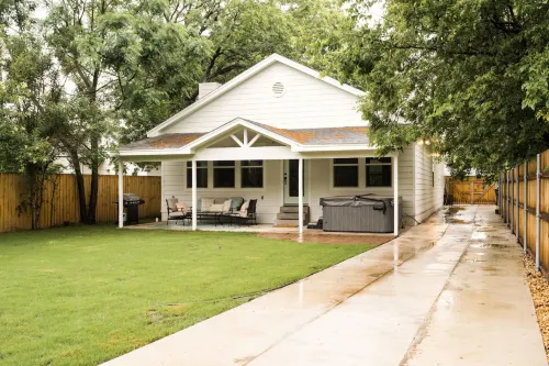 Spacious Haven with Fenced Yard and Comforts - Stunning Retreat