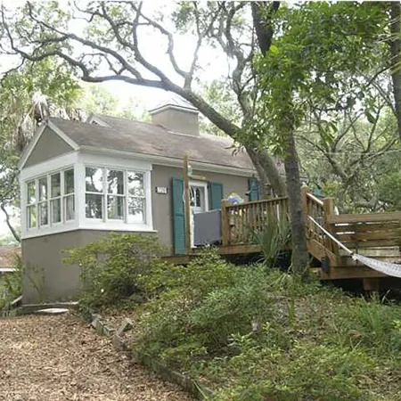 Romantic, cozy cottage nestled amongst live oaks & palms, a block from beach.