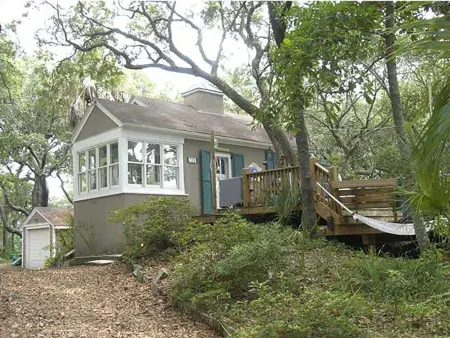 Romantic, cozy cottage nestled amongst live oaks & palms, a block from beach.