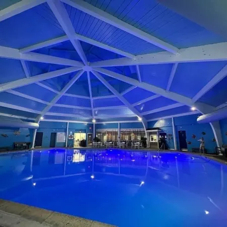 Stunning! Pocono Escape! HotTub Sauna Pool Ski Pet-Friendly Fireplace Fishing