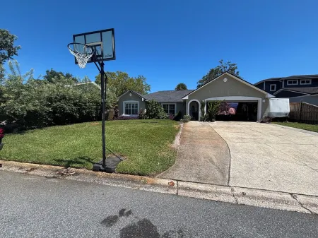 Pool w/slide, low fees, free golf cart, pets welcome. 10 blocks beach-near Mayo.