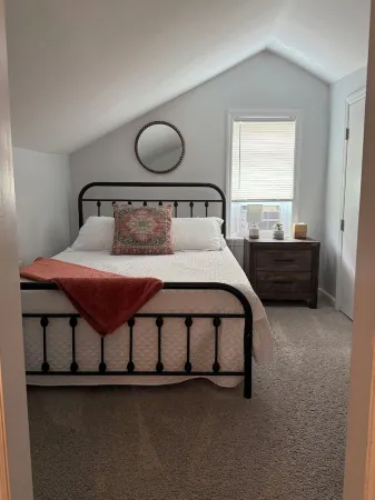Cozy Modern 3-bd, Pet Friendly, 12 miles from RRG!