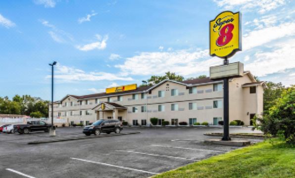 Super 8 by Wyndham Independence Kansas City - Housity