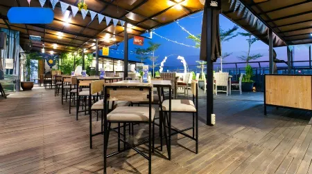 Yellow Star Ambarukmo Hotel Отели рядом с достопримечательностью «Университет Гаджа Мада»