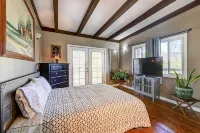 Pet-Friendly Grants Pass Home w/ Hot Tub! - مطابخ