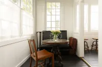 디 어거스트 인