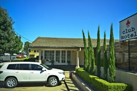 The Club Motel and Apartments Отели в г. Уогга-Уогга