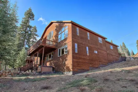 5bd3ba, sleeps 10 Mountain View Hot Tub/Poker/Pool table, near Ski Resort Отели рядом с достопримечательностью «Доннер Саммит Калифорния Стейт Снопарк»