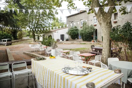 Domaine Castelnaut gîte et château Отели в г. Лане