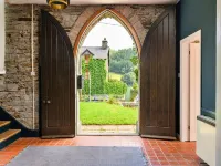 Chapel in Snowdonia with Hot Tub & Games Room 마킨레스 호텔