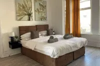 Apartment - Sleeps 2 - Parking - WiFi  호텔