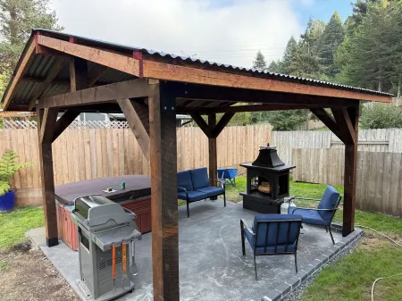 Pool Table, Hot Tub! 5 Bedroom, 3 Bath, 5 Min to Cal Poly or Old Town.