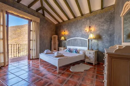 Casa Magma in Adeje With 2 Bedrooms and 1 Bathrooms Отели рядом с достопримечательностью «Playa del Veril»