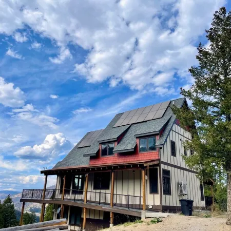 Mountain Retreat: Stunning Views, Off-Grid Luxury, Trails, Fishing, Stargazing