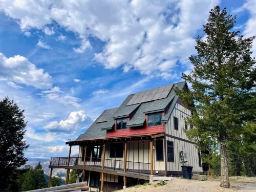 Mountain Retreat: Stunning Views, Off-Grid Luxury, Trails, Fishing, Stargazing