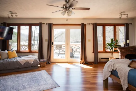 Lakefront Hot tub Amazing Views 35 min to Indy