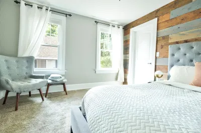 Historic Downtown townhouse Hotels near University of Dubuque