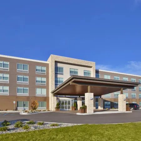 Holiday Inn Express & Suites GRAND RAPIDS - AIRPORT NORTH by IHG