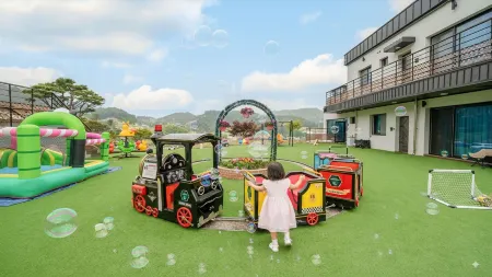 Gapyeong Pinetree Kids Pool Villa Отели рядом с достопримечательностью «Garden of Morning Calm»