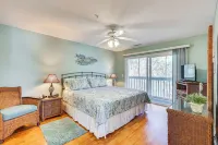 Marina & Beach Club Access: Condo in Southport - Balkon