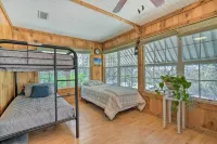 Charming Ingram Home w/ Yard & Furnished Patio! - 3-Sterne