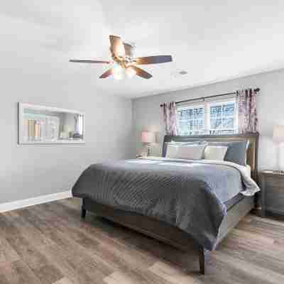 Great Escape II - Resort Style 2 Bdr Condo on Golf Course w/ Pool! Rooms