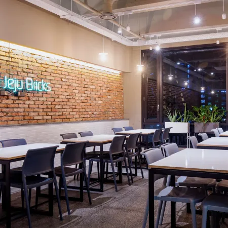 Jeju Bricks Hotel Отели рядом с достопримечательностью «Парк Саммэбон»