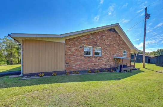 Hike & Fish: Rustic, Timeless Mckee Home w/ Yard Hotels in Rockcastle County