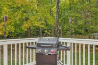 5 MI to Otter Lake: Home w/ Fire Pit & Yard - 3つ星