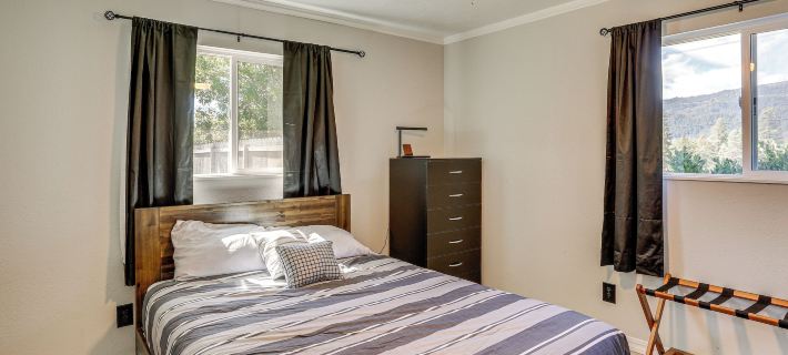 Backyard Oasis w/ Hot Tub & Views: Weaverville Gem Отели в г. Тринити