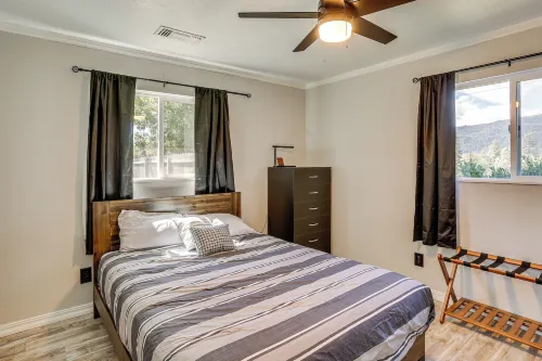 Backyard Oasis w/ Hot Tub & Views: Weaverville Gem - 2 étoiles