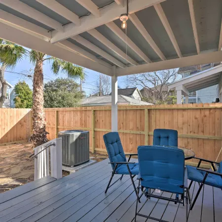 Near Beach and Strand Bright Cottage in Galveston