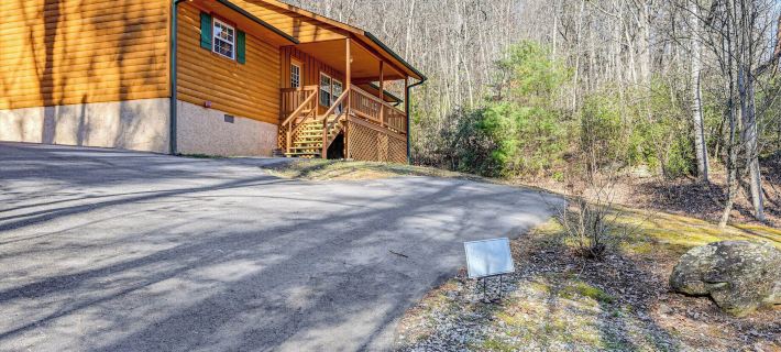8 Mi to Chattooga River: Pet-Friendly Mtn Cabin Hotels in Clayton