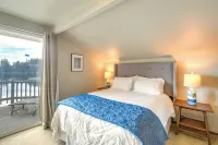 Waterfront Allyn Retreat w/ Guest House & Beach! - 3 tähden