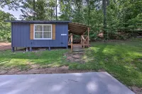 Cozy Avinger Cabin w/ Fire Pit & Deck - Parking