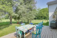 South Haven Farmhouse w/ Fire Pit, 4 Mi to Beach! - واي فاي