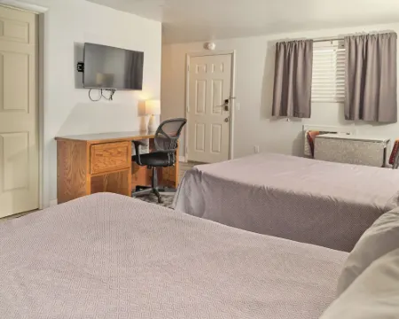 The Oakwood Inn Hotels in Logan County