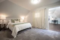 Spacious 5-Bedroom Blue Bungalow - Bungalows