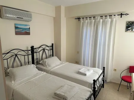 2 bed self contained furnished flat with pool, 5 mins from town and beach.