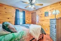 Charming Jamestown Cabin w/ Large Backyard! - Wifi
