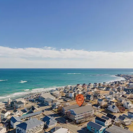 All is Wells Incredible Location! Walk to Beach