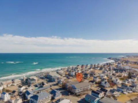 All is Wells Incredible Location! Walk to Beach